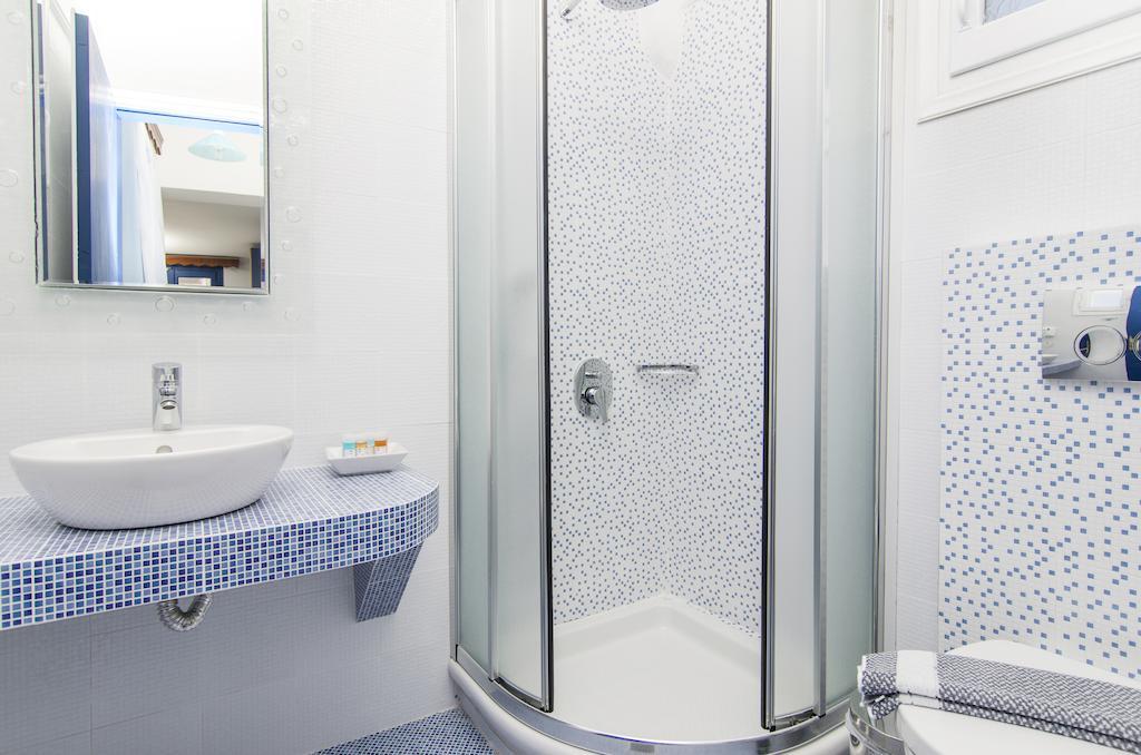 White & Blue Apartment Perivolos  Phòng bức ảnh