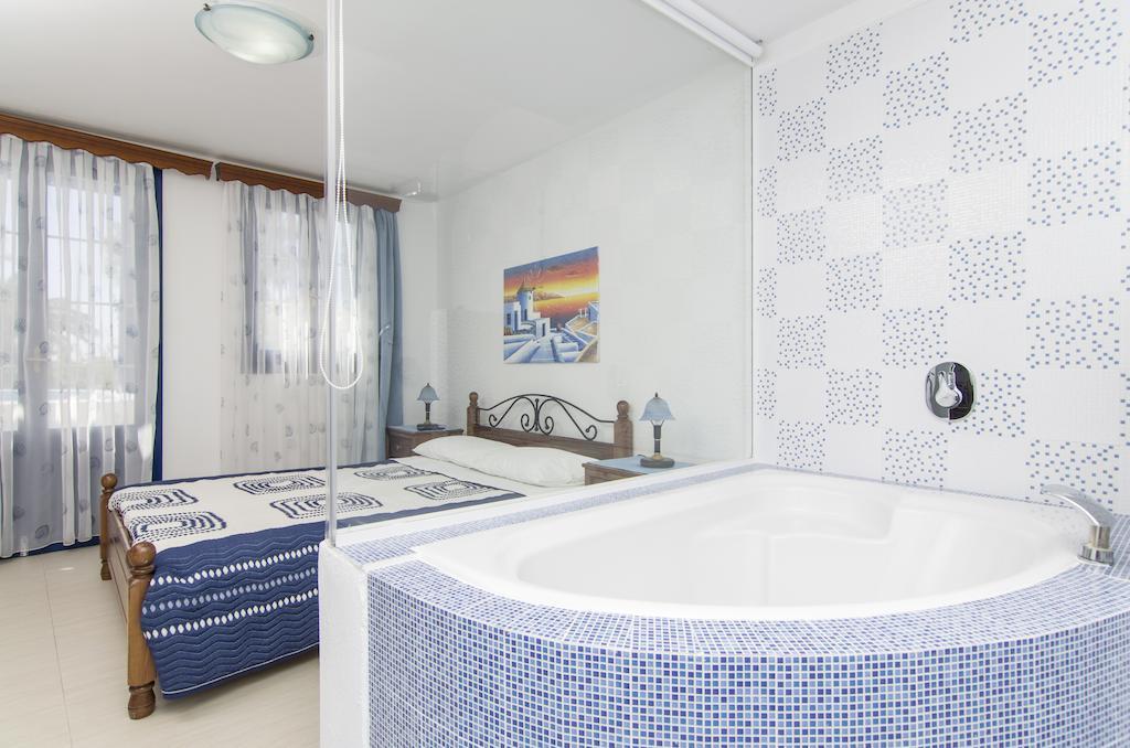 White & Blue Apartment Perivolos  Phòng bức ảnh